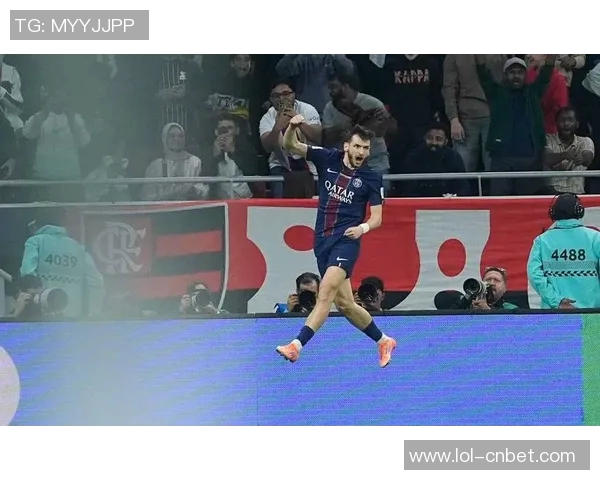 英超激战巴黎圣日耳曼险胜曼城神扑引争议判罚全场沸腾